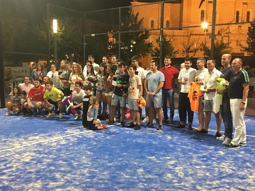 Foto de familia del Torneo de Pádel celebrado en la Plaza Mayor de Medina del Campo / Cadena Ser